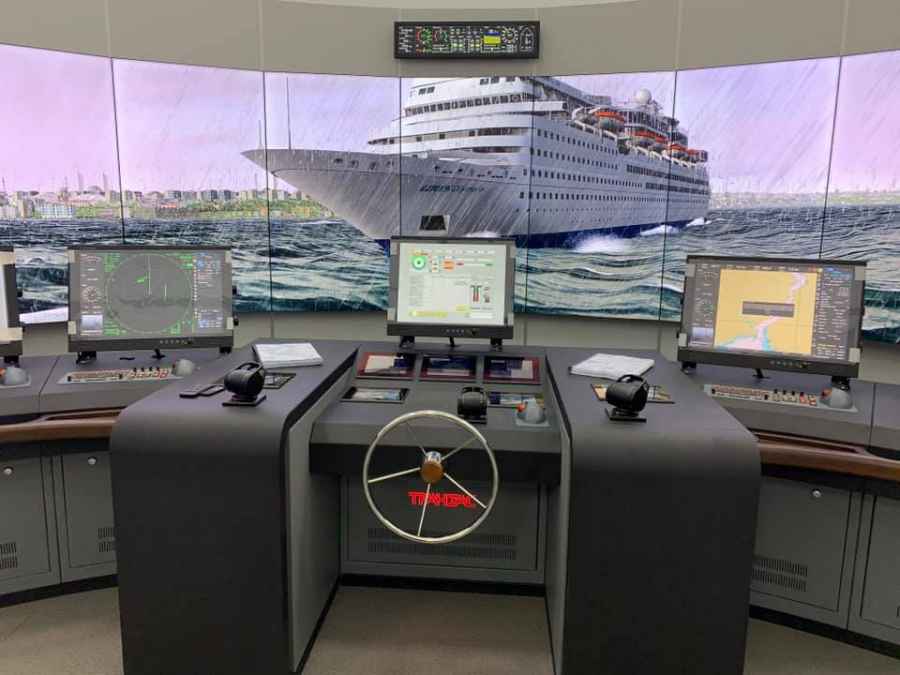 В Морском центре капитана Варухина появился тренажер с элементами виртуальной реальности