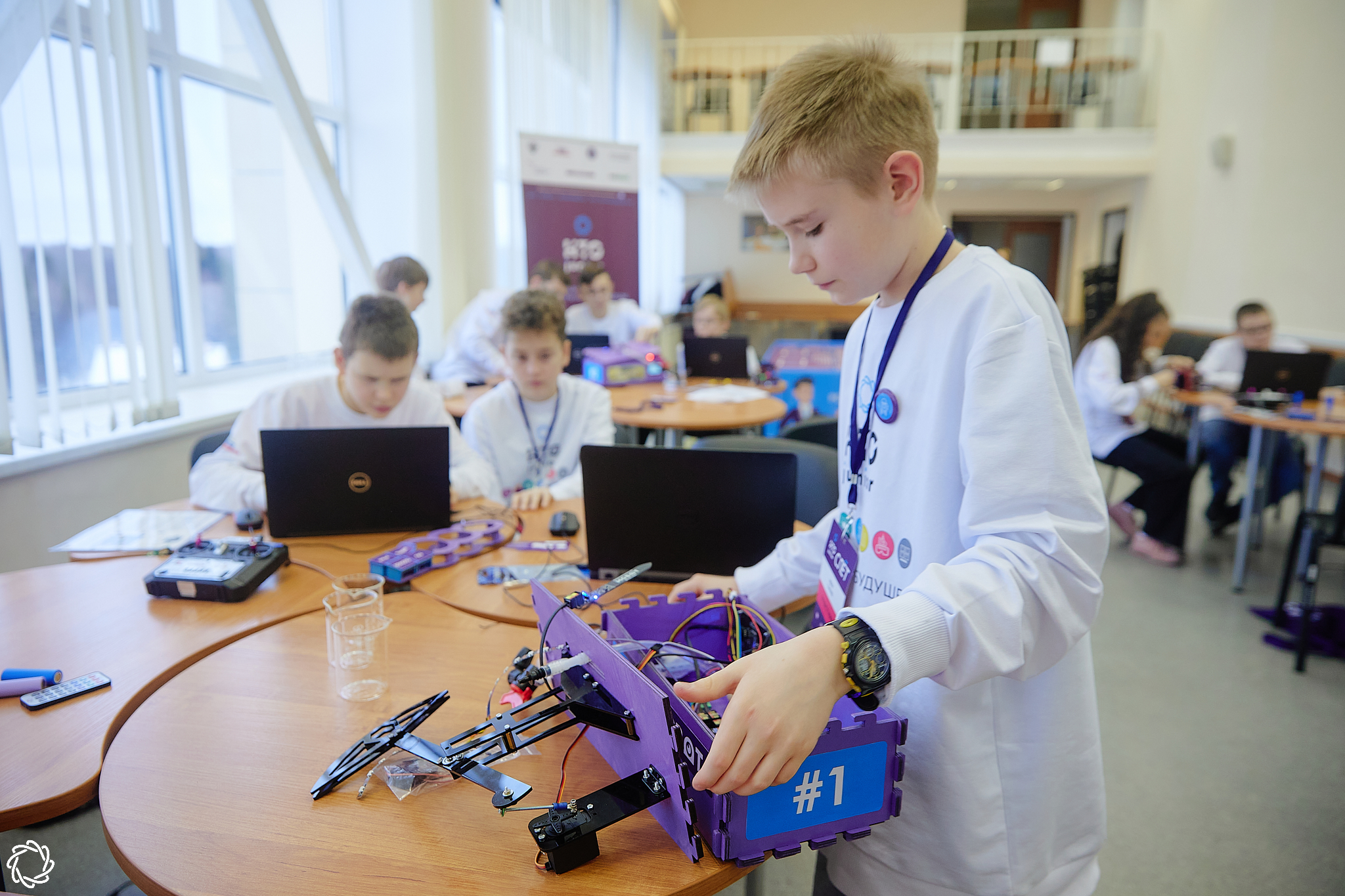 Чат-боты, лазеры и роботы: в Москве прошел Слёт Национальной технологической олимпиады Junior