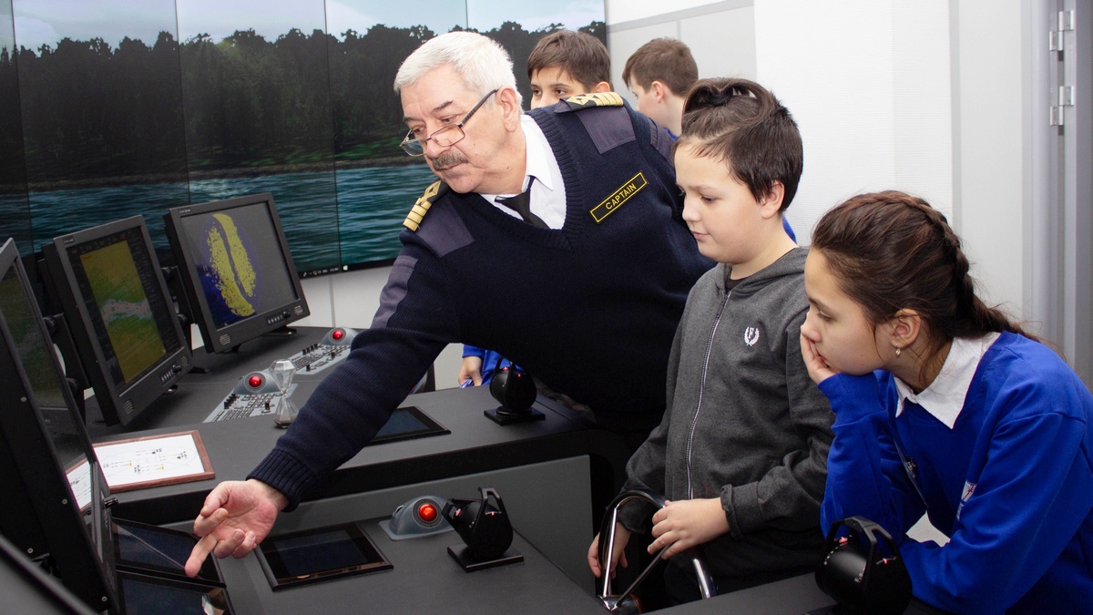В Новгородском центре капитана Варухина проходит практика для будущих моряков