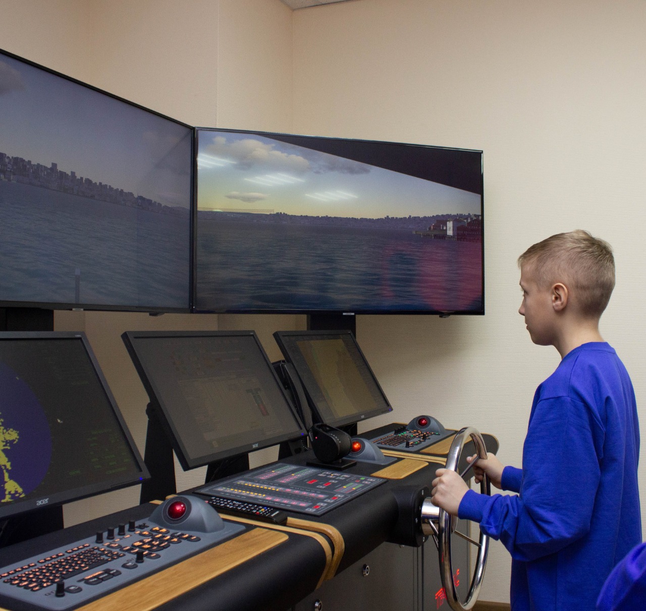 Юные моряки из 11 регионов осваивают судовождение на тренажере с элементами VR
